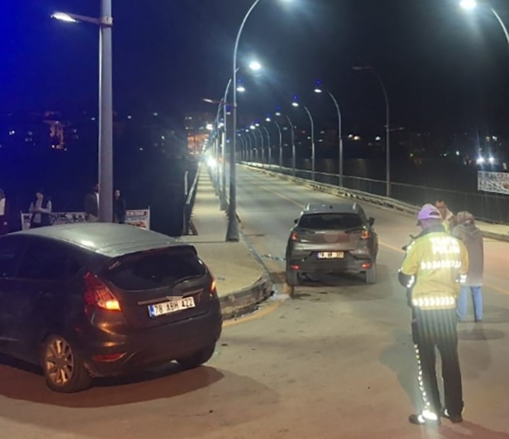 KARABÜK’TE KAVŞAKTA İKİ OTOMOBİL ÇARPIŞTI: 2 YARALI
