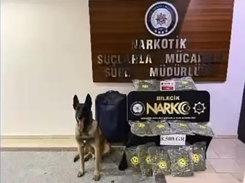 OTOMOBİLDEKİ VALİZDEN 8,5 KİLO UYUŞTURUCU ÇIKTI