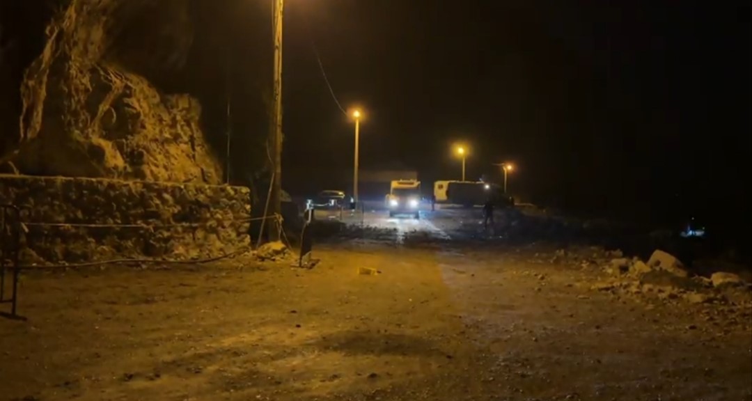AMASRA’DA KAYA PARÇALARI KARAVANLARIN BULUNDUĞU ALANA DÜŞTÜ