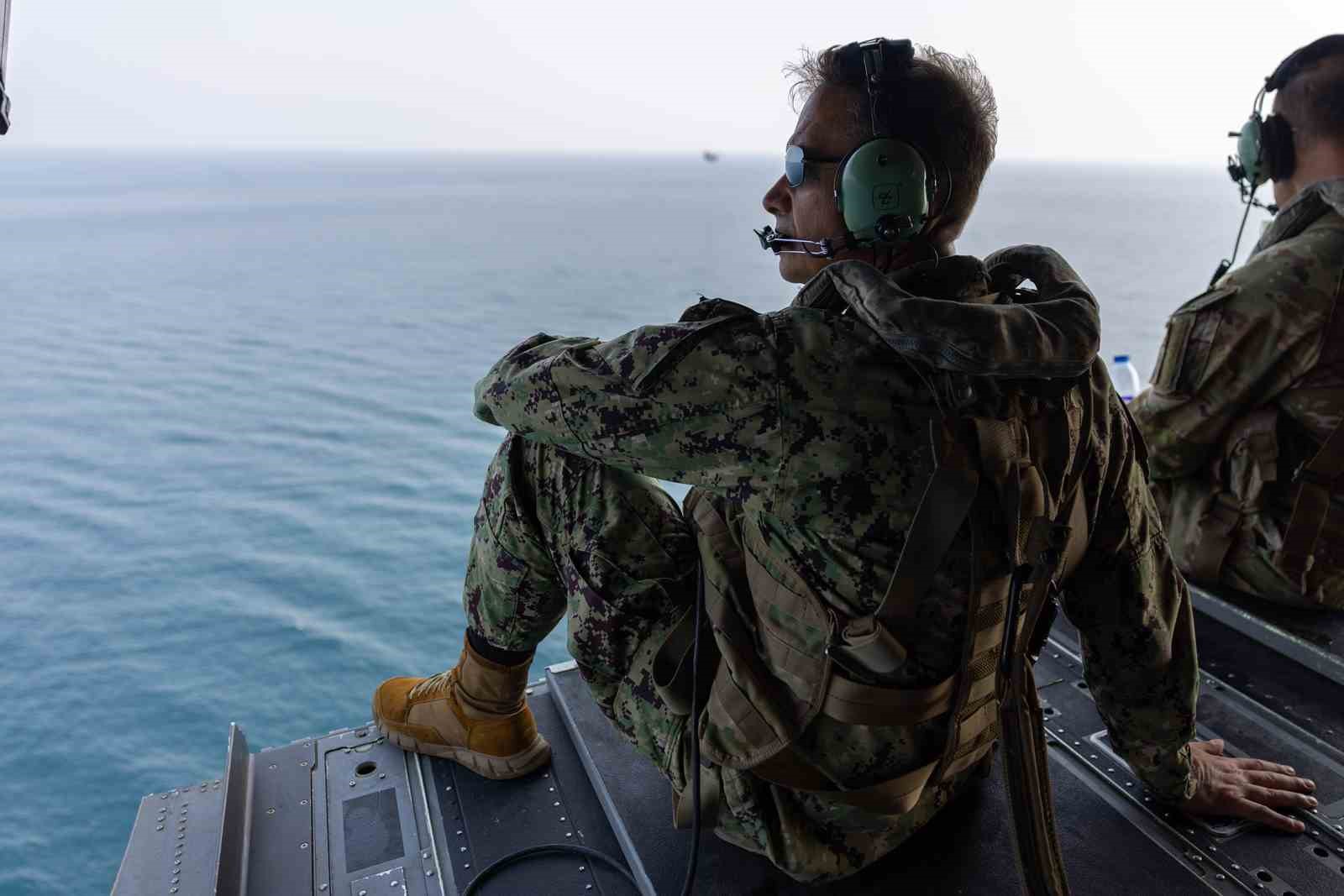 CENTCOM KOMUTANI COOPER, HÜRMÜZ BOĞAZI ÜZERİNDEN HELİKOPTERLE UÇUŞ GERÇEKLEŞTİRDİ