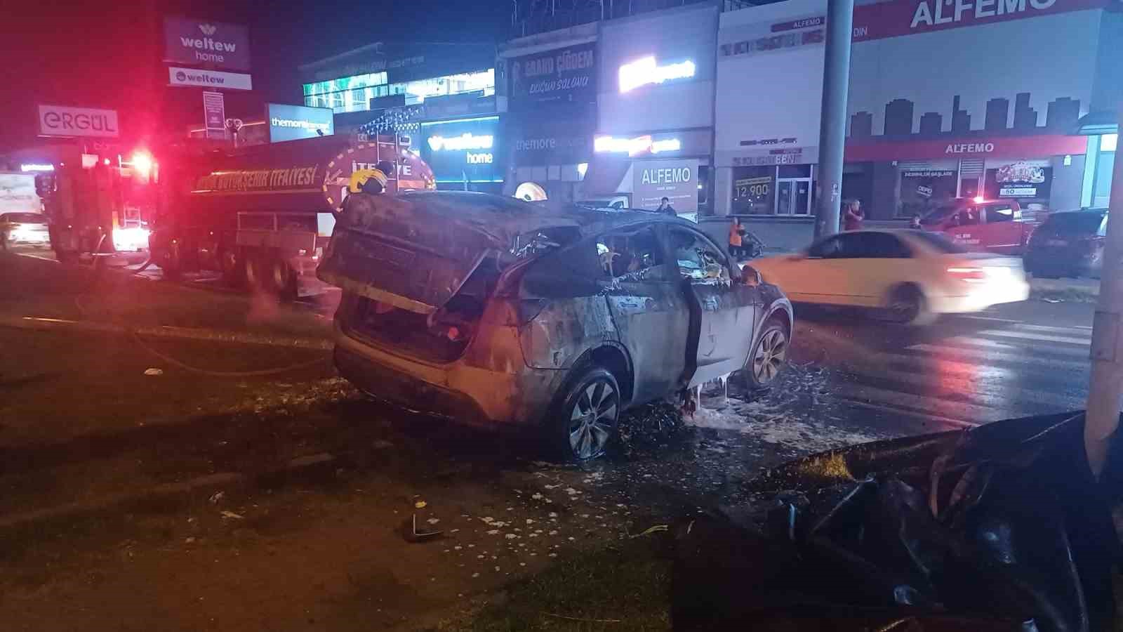 TIRLA ÇARPIŞAN OTOMOBİL KÜLE DÖNDÜ, ALEVLER 3 SAATTE SÖNDÜRÜLDÜ