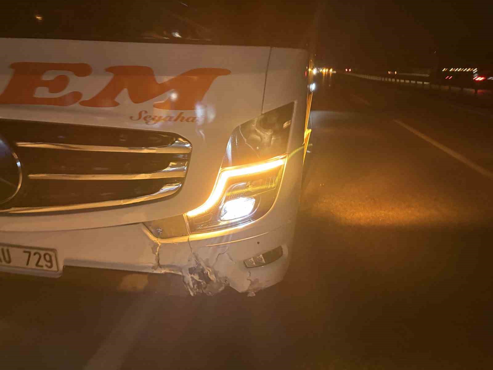 KASTAMONU’DA OTOMOBİL ÖNCE BARİYERLERE, SONRA OTOBÜSE ÇARPTI: 2 YARALI