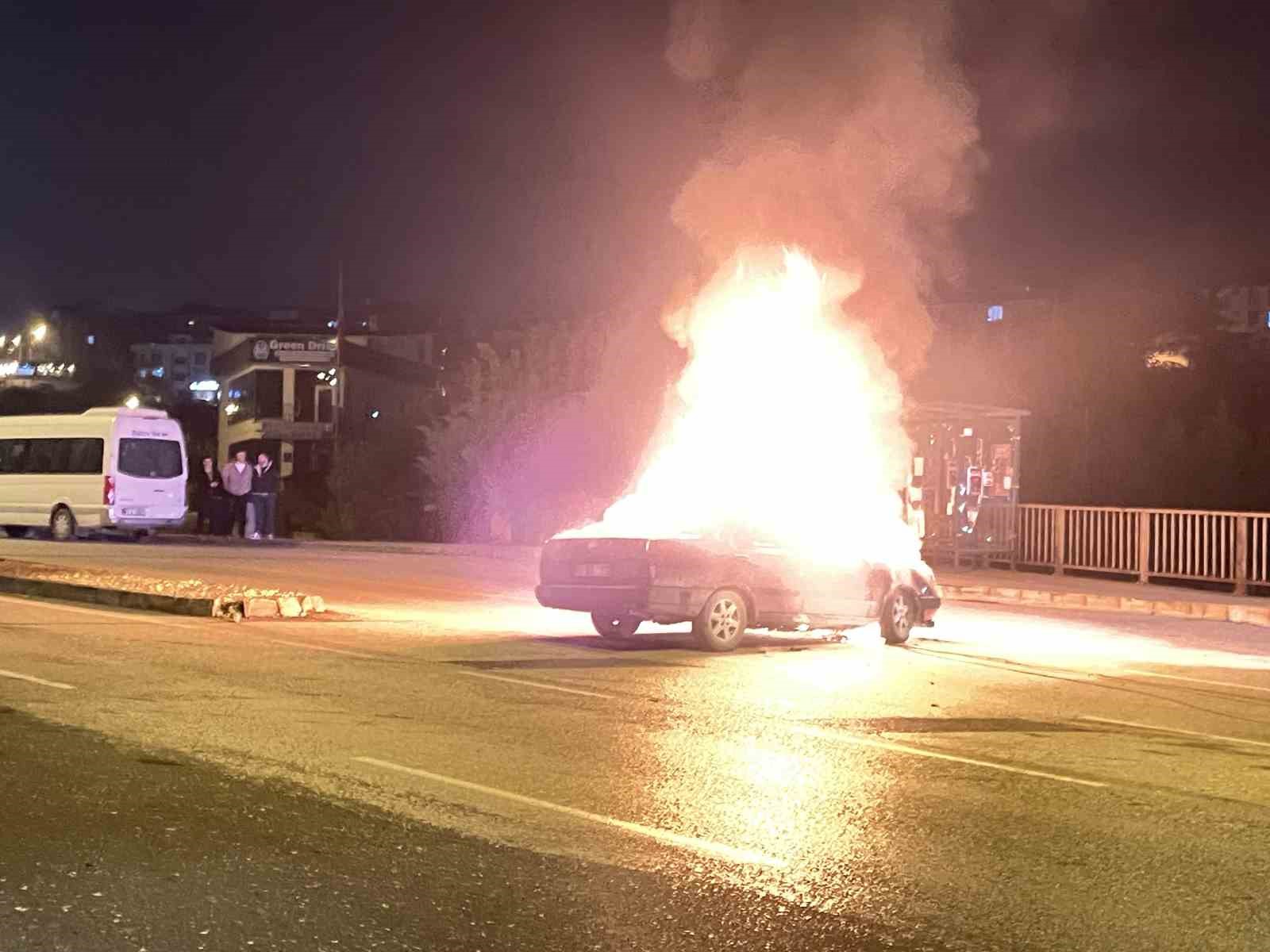 DÜZCE’DE OTOMOBİL ALEV TOPUNA DÖNDÜ