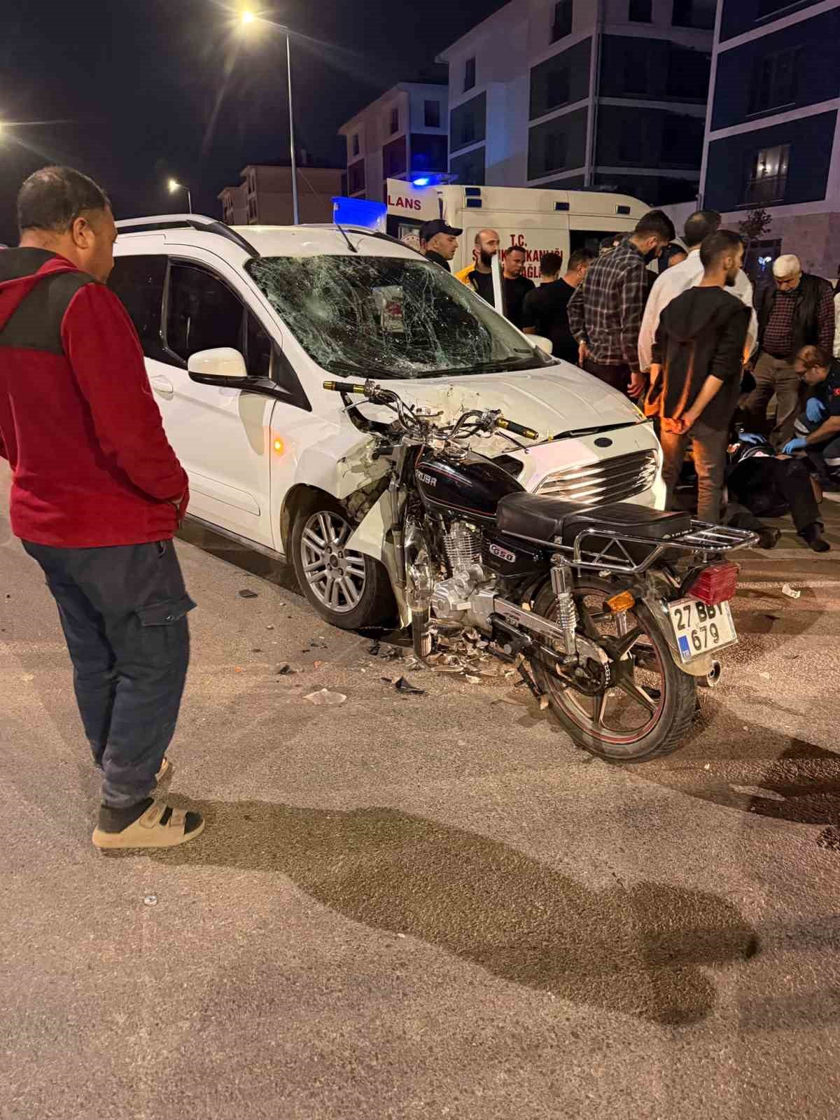 HAFİF TİCARİ ARAÇ İLE MOTOSİKLET ÇARPIŞTI: 1 YARALI