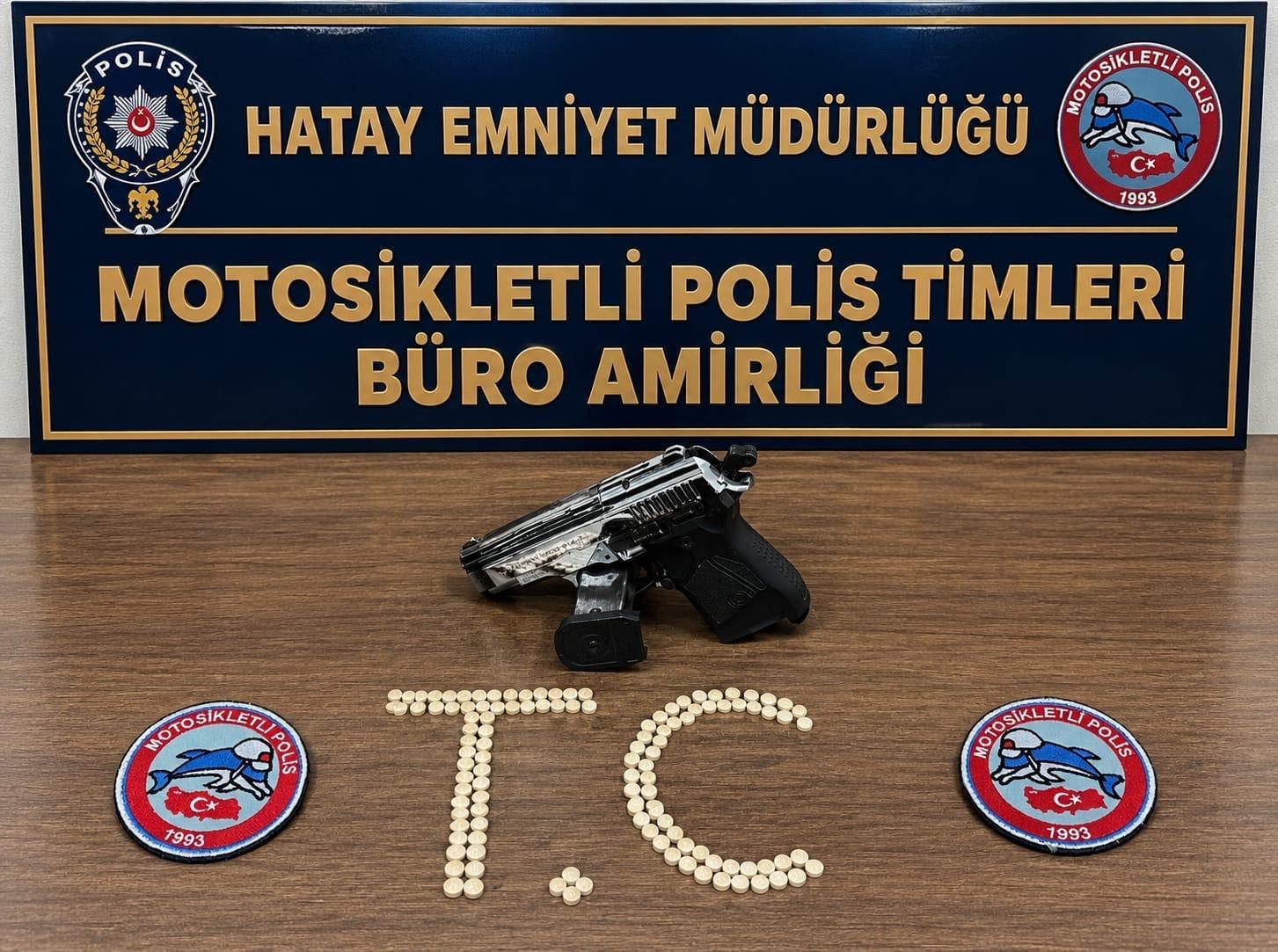 ANTAKYA’DA 119 UYUŞTURUCU HAP VE KURUSIKI TABANCA ELE GEÇİRİLDİ
