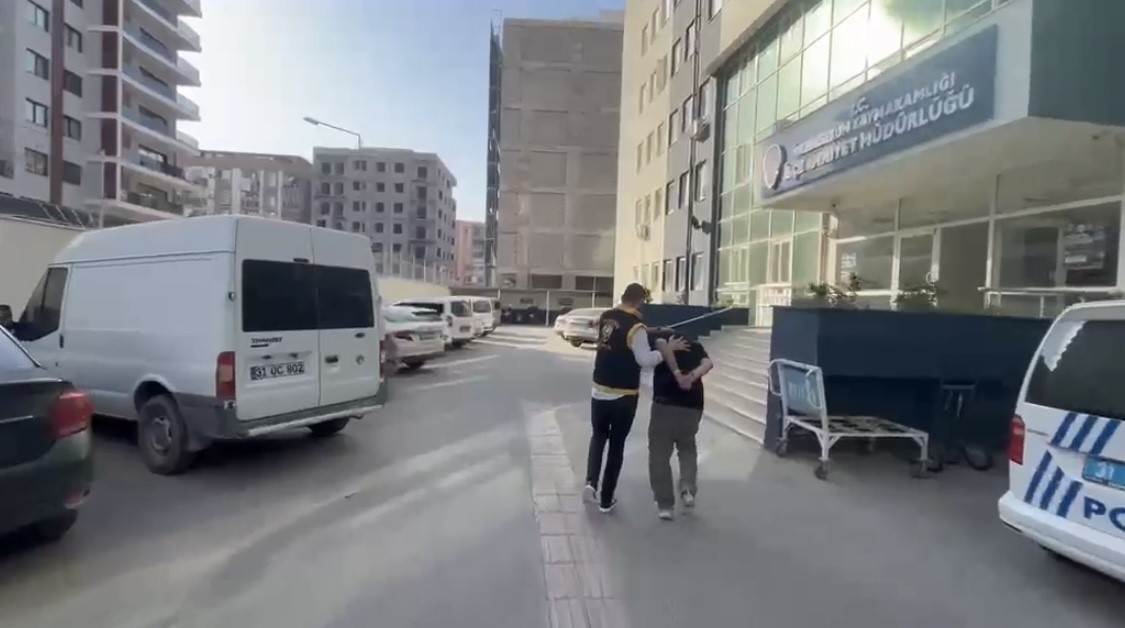 İSKENDERUN’DA 33 YIL HAPİS CEZASIYLA ARANAN HÜKÜMLÜ YAKALANDI