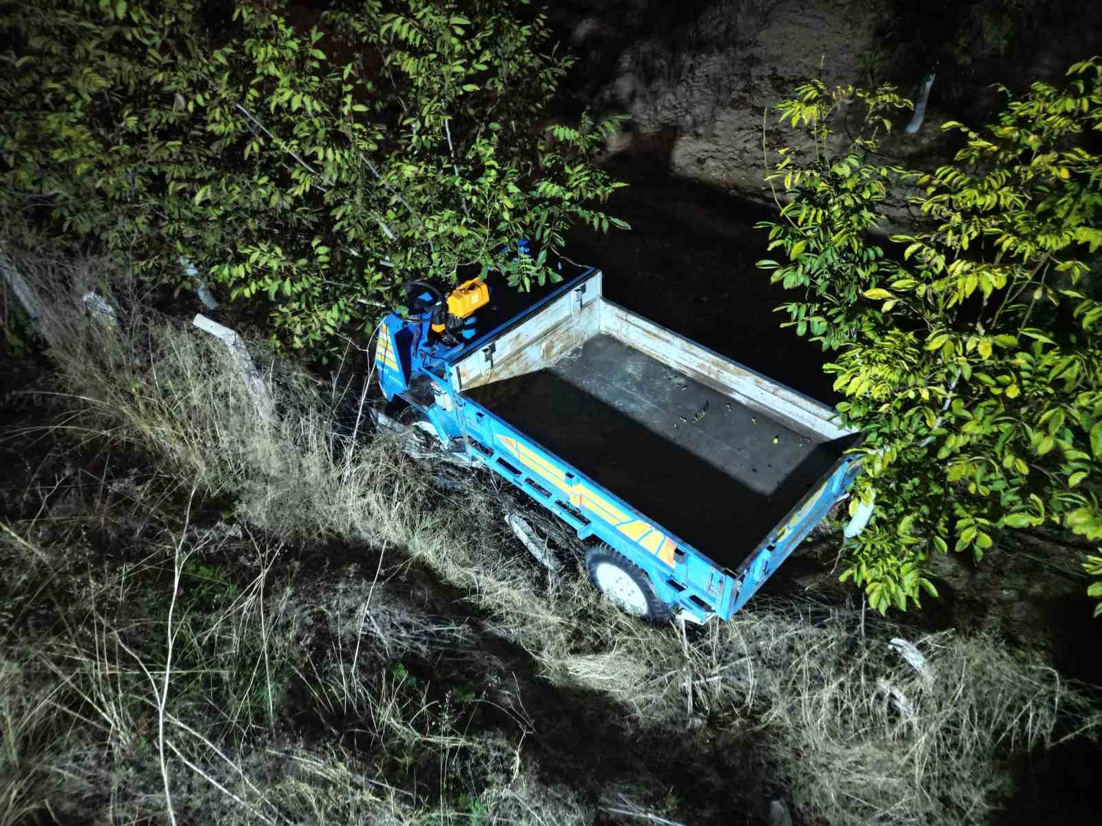 OTOMOBİLİN ÇARPTIĞI PATPAT 3 METRE YÜKSEKLİKTEN TARLAYA DÜŞTÜ