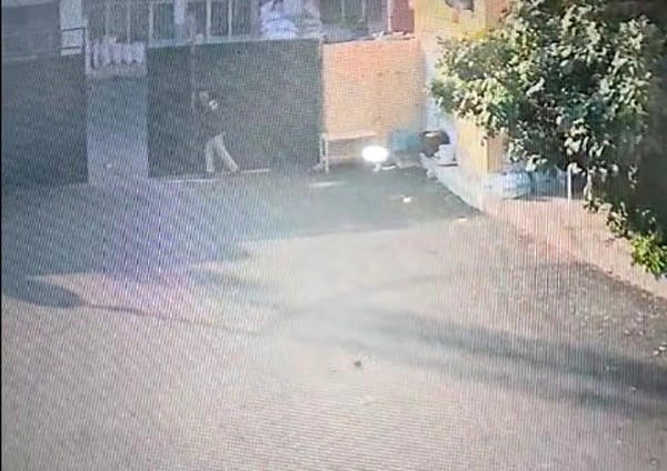 HALDE ÜZERİNE DEMİR KAPI DÜŞEN BEKÇİ YARALANDI