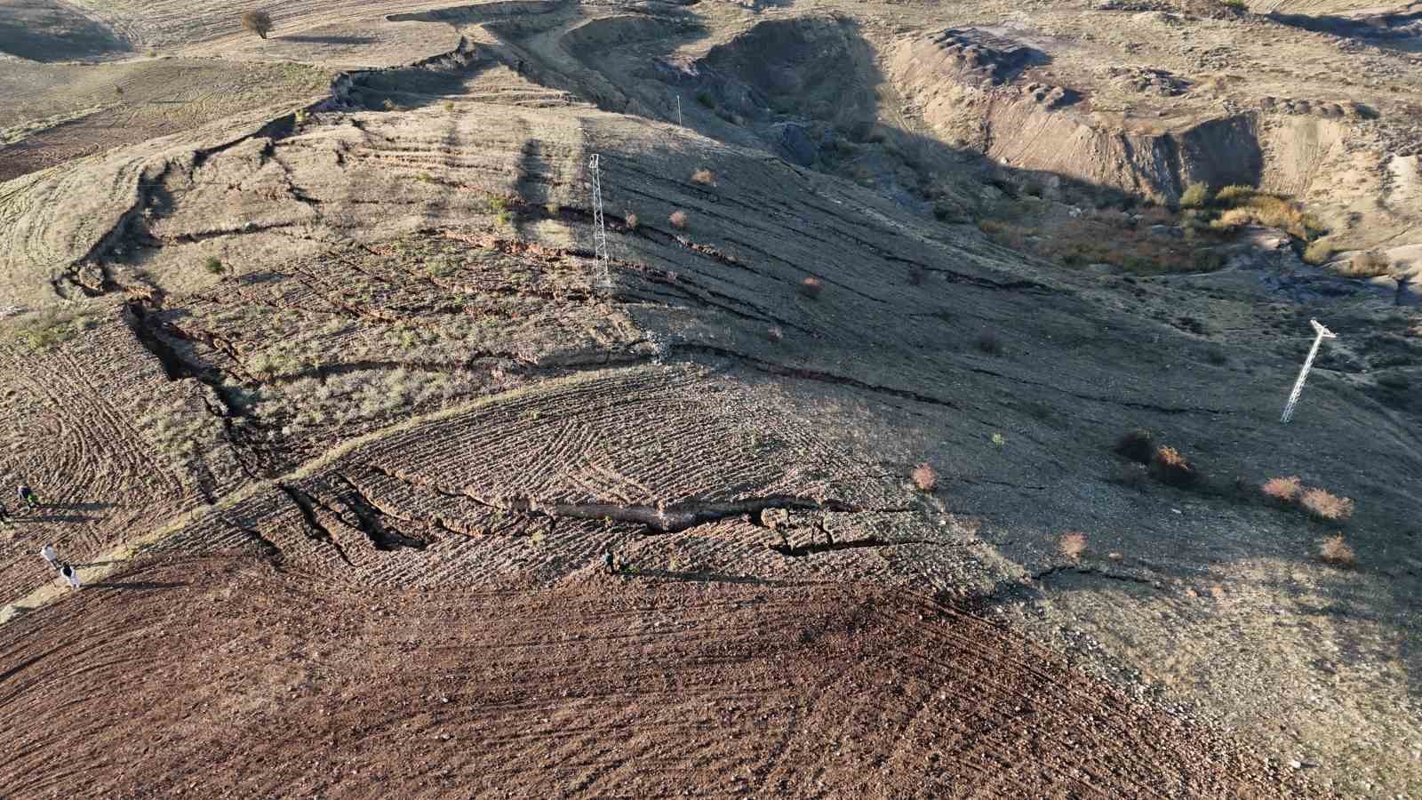 YOZGAT’TA KORKUTAN GÖRÜNTÜ: TARLADA DERİN YARIKLAR VE ÇÖKMELER OLUŞTU