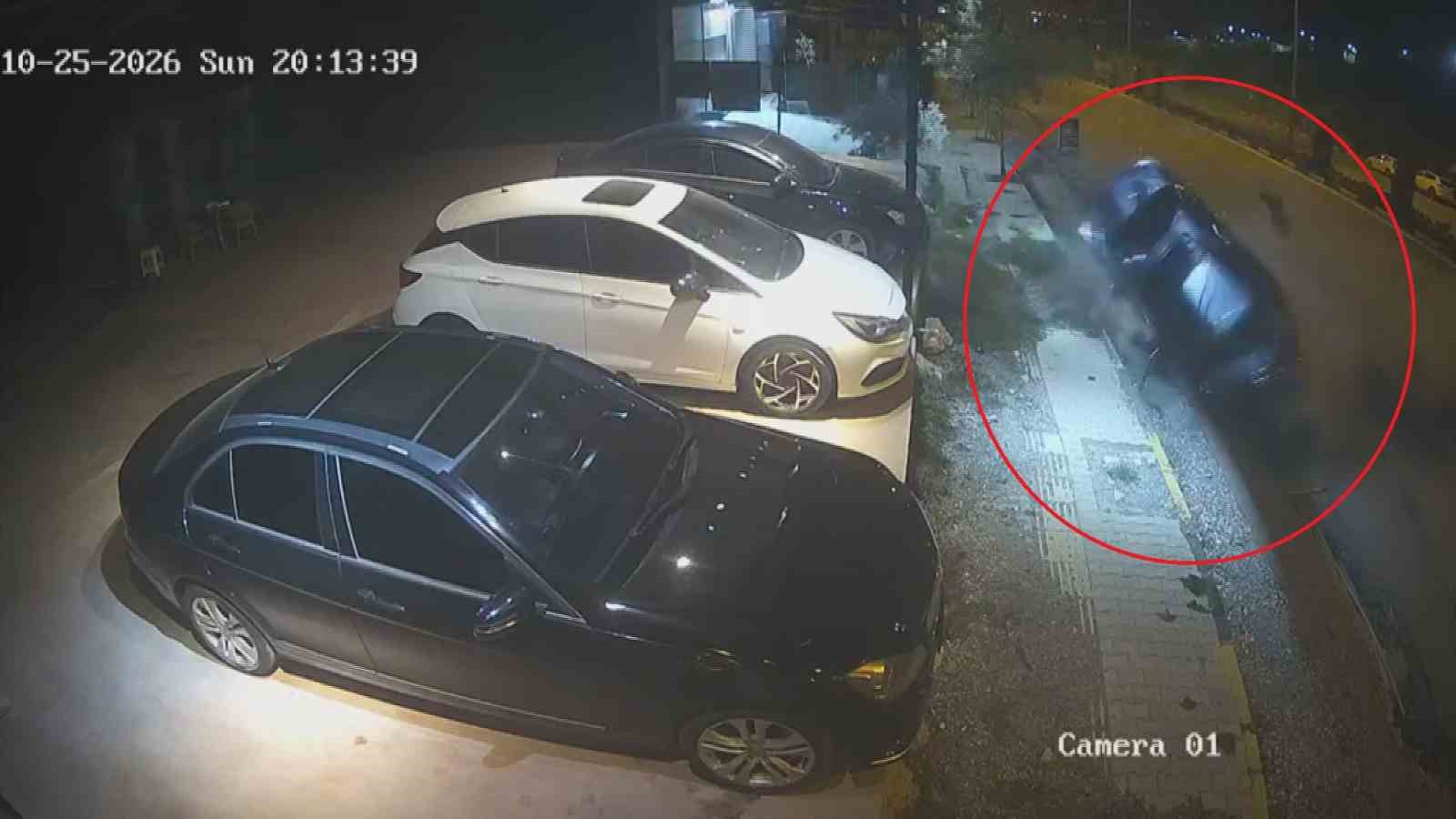SEYİR HALİNDEKİ OTOMOBİL, PARK HALİNDEKİ ARACA OK GİBİ SAPLANDI