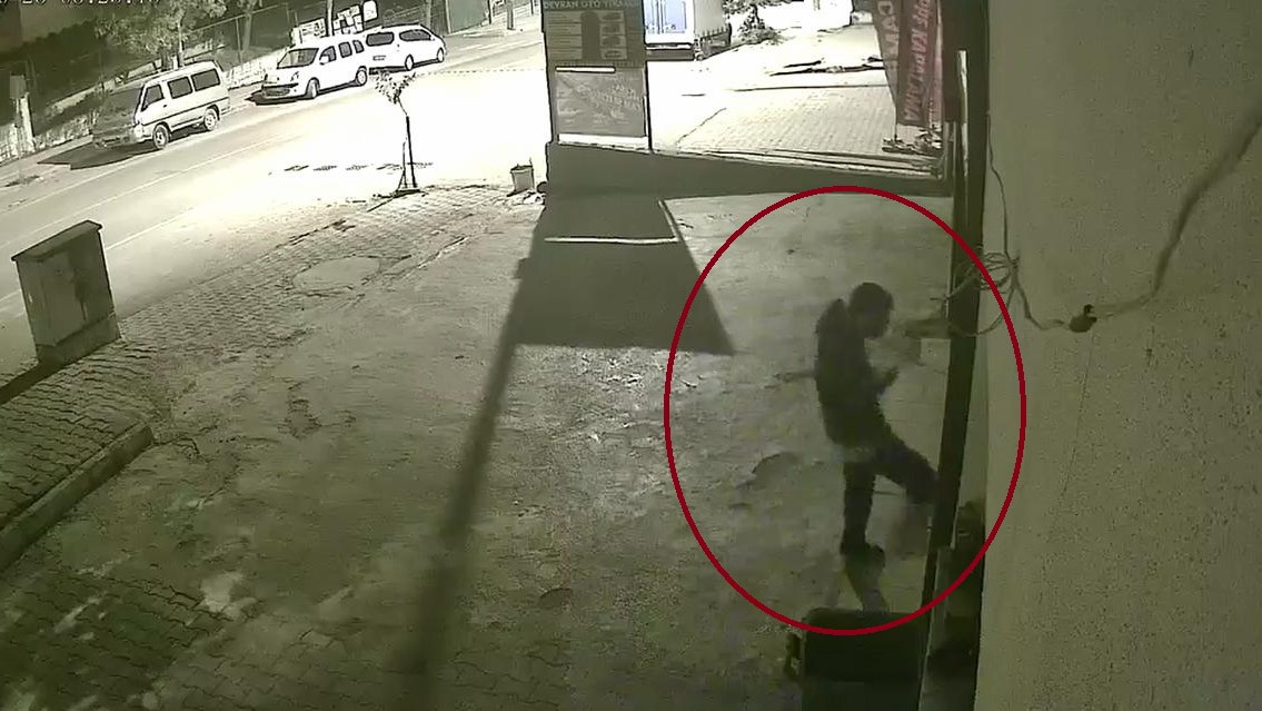 AYAKTA DURAMAYAN ALKOLLÜ ŞAHSIN İŞ YERİ CAMINI TEKMELEDİĞİ ANLAR KAMERADA