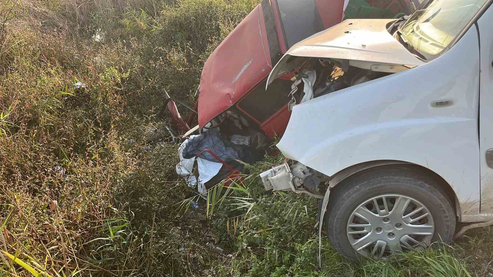 TARSUS’TA OTOMOBİL İLE HAFİF TİCARİ ARAÇ ÇARPIŞTI: 1 ÖLÜ