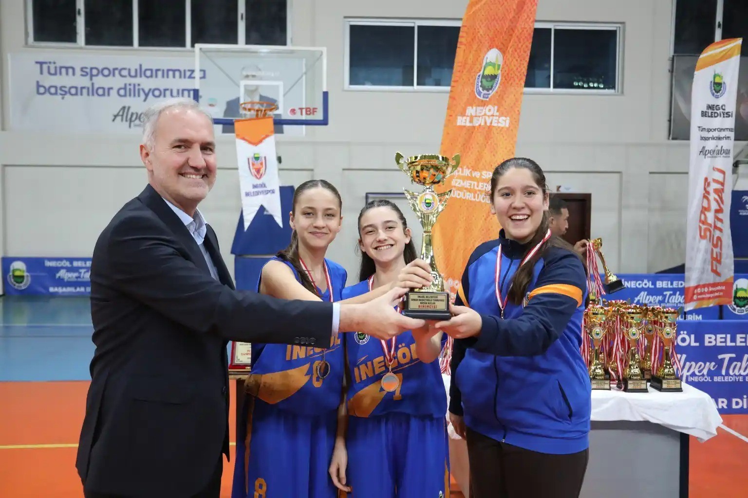 SOKAK BASKETBOLUNDA ŞAMPİYONLAR KUPALARINI ALDI