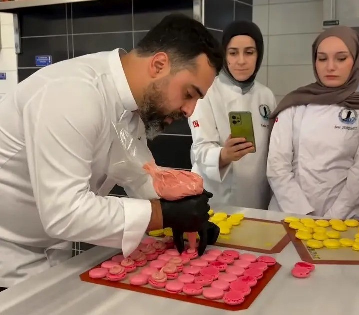 SİNOP’TA GELECEĞİN ŞEFLERİ MAKARON YAPIMINI ÖĞRENDİ