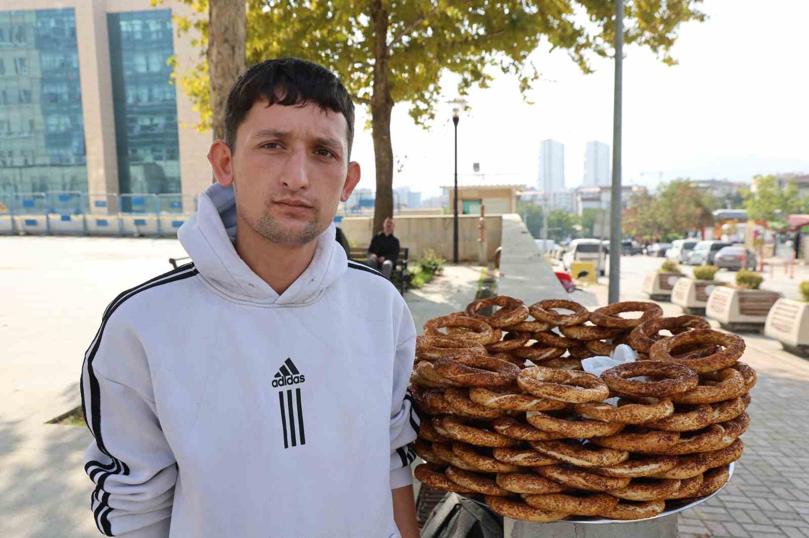 SİMİT TEZGAHINA NOT BIRAKIP KPSS SINAVINA GİREN GENÇ: "ALDIĞI ÜCRETİ FAZLASIYLA İÇERİSİNE BIRAKMIŞLARDI"