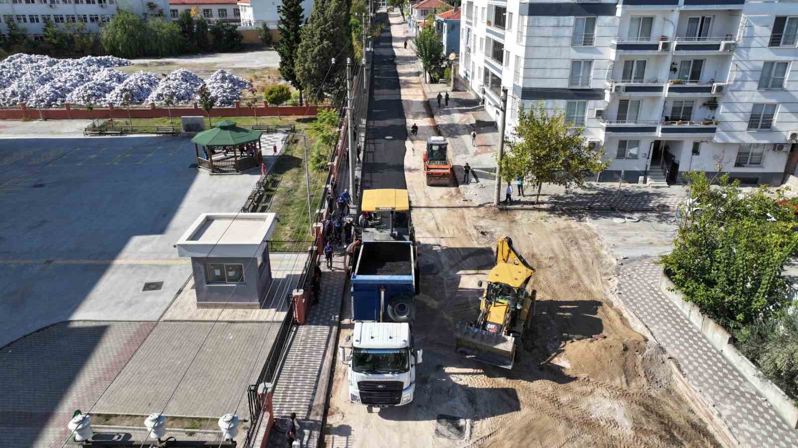 KIRKAĞAÇ’TA 1 KİLOMETRELİK YOLA 4 BİN TON SICAK ASFALT