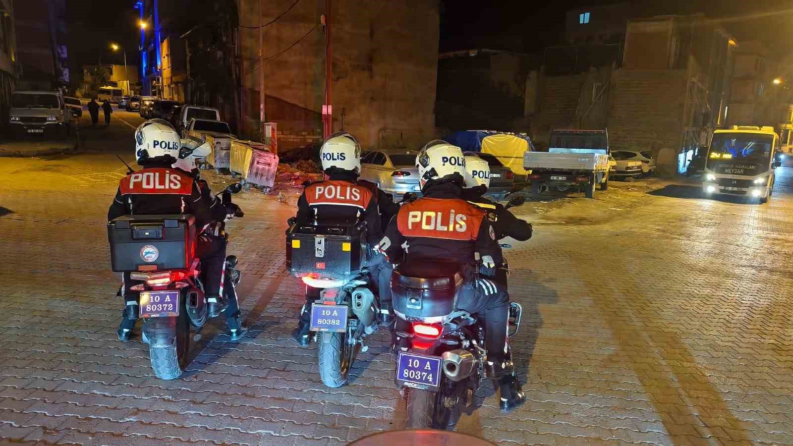 EDREMİT’TE POLİSTEN SUÇLULARA GEÇİT YOK: 39 ARANAN ŞAHIS YAKALANDI