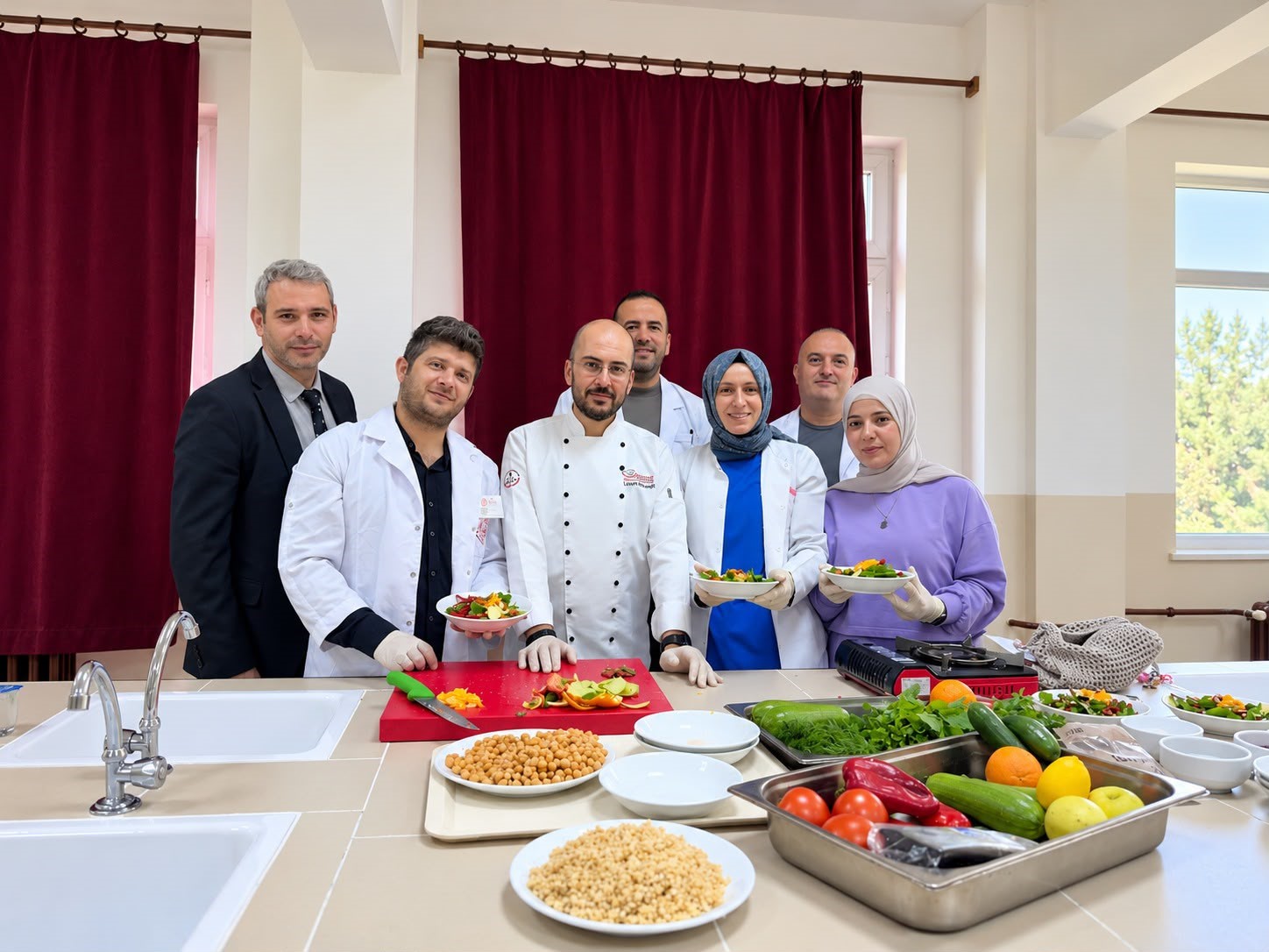 LADİK’TE ÖĞRETMENLER SAĞLIKLI BESLENMEYİ MUTFAKTA ÖĞRENDİ