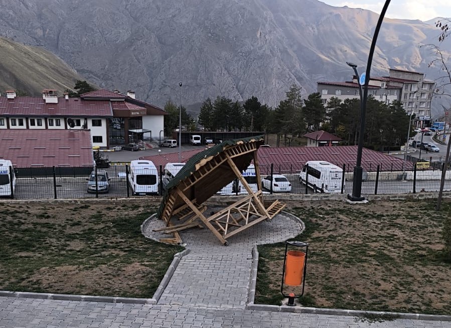 HAKKARİ’DE YENİ YAPILAN KAMELYAYA ZARAR VERDİLER