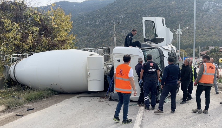 FRENİ BOŞALAN BETON MİKSERİ OTOMOBİLE ÇARPIP DEVRİLDİ: 3 KİŞİNİN YARALANDIĞI KAZA KAMERADA
