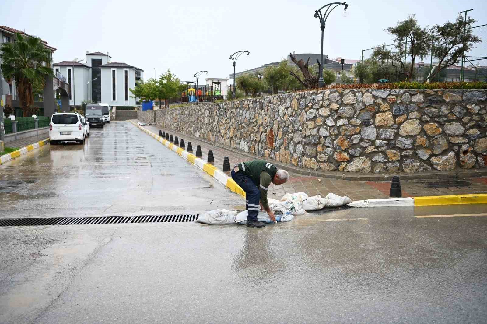 KUŞADASI’NDA MAZGALLAR TAŞKINLARA KARŞI TEMİZLENDİ