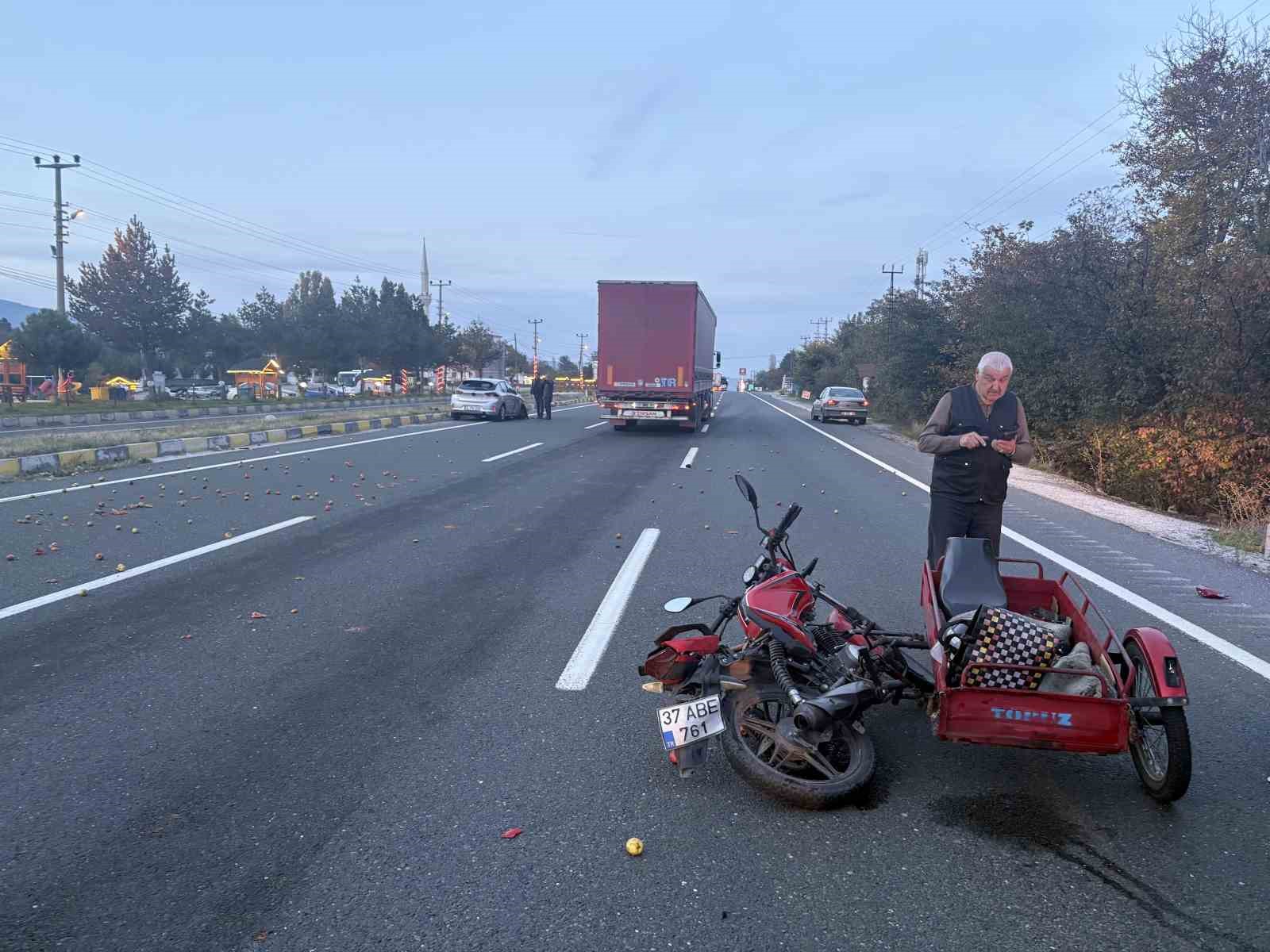 KASTAMONU’DA OTOMOBİL İLE ÜÇ SEPETLİ MOTOSİKLET ÇARPIŞTI: 1 YARALI