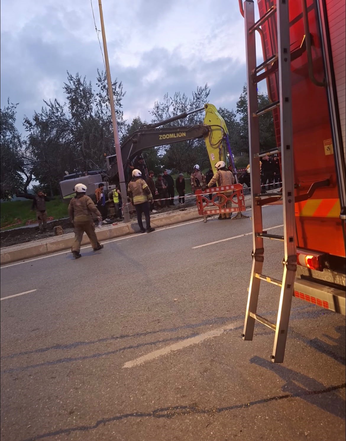 BAYRAMPAŞA’DA ÇALIŞMA SIRASINDA YOL ÇÖKTÜ. GÖÇÜK ALTINDA KALANLARI OLDUĞU İDDİA EDİLİRKEN, OLAY YERİNE POLİS, AFAD, İTFAİYE VE SAĞLIK EKİPLERİ SEVK EDİLDİ.