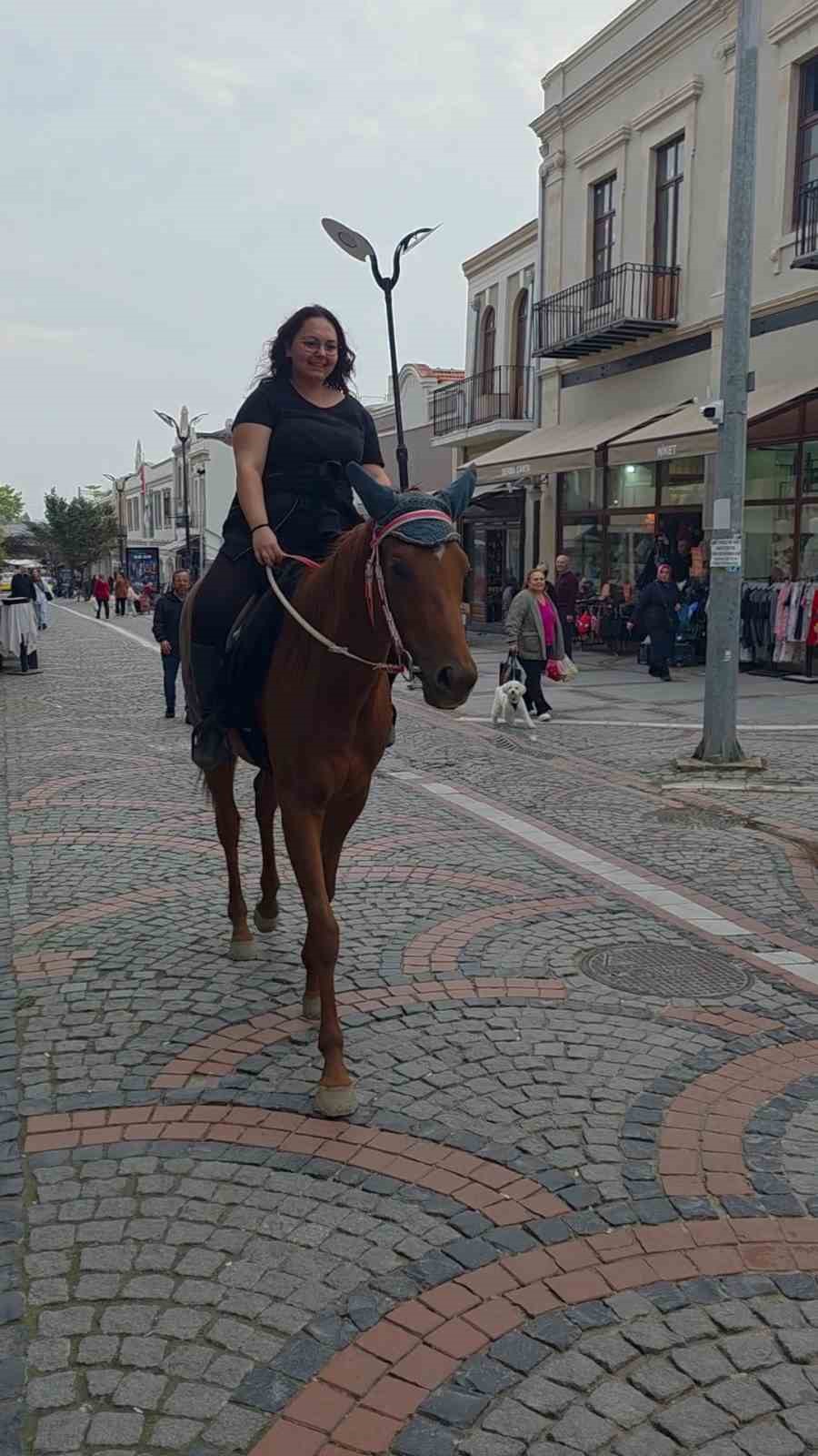 EDİRNE’DE ATIYLA CADDELERDE GEZEN KADIN İLGİ ODAĞI OLDU