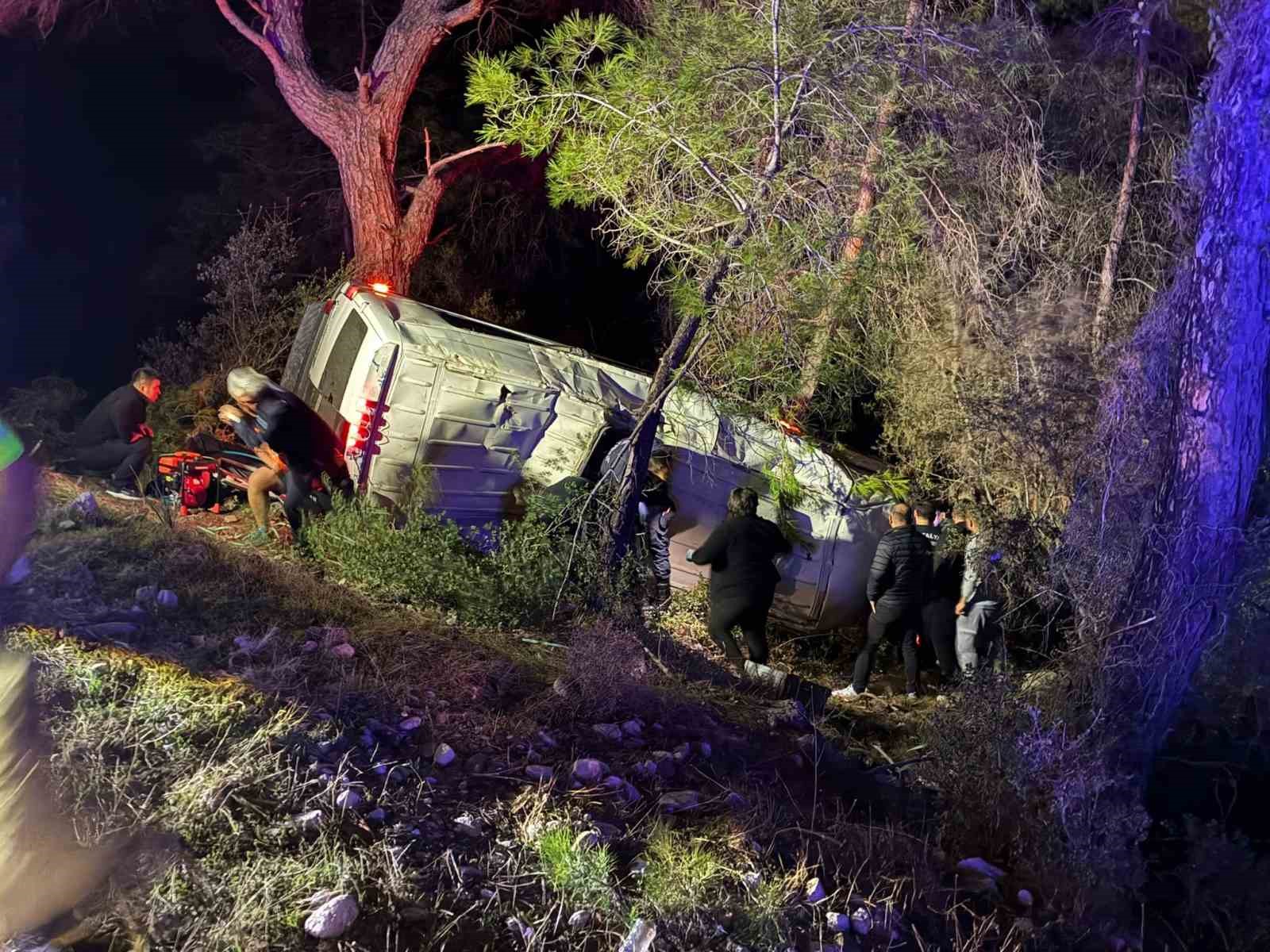 ANTALYA’DA DAĞCILARI TAŞIYAN MİNİBÜS ŞARAMPOLE DEVRİLDİ: 15 YARALI