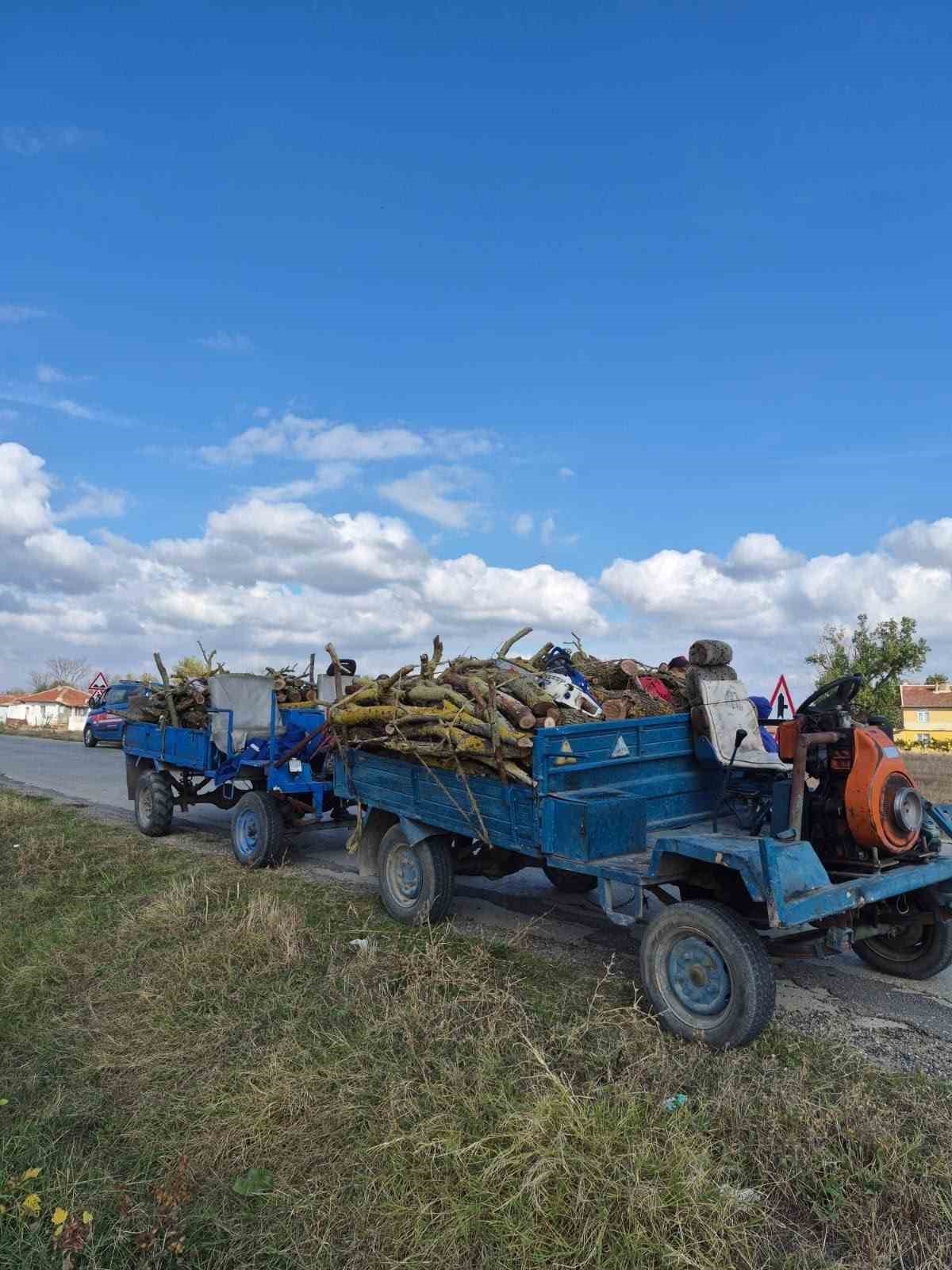 HAZİNE ARAZİSİNDEN KESTİKLERİ ODUNLARLA YAKALANDILAR