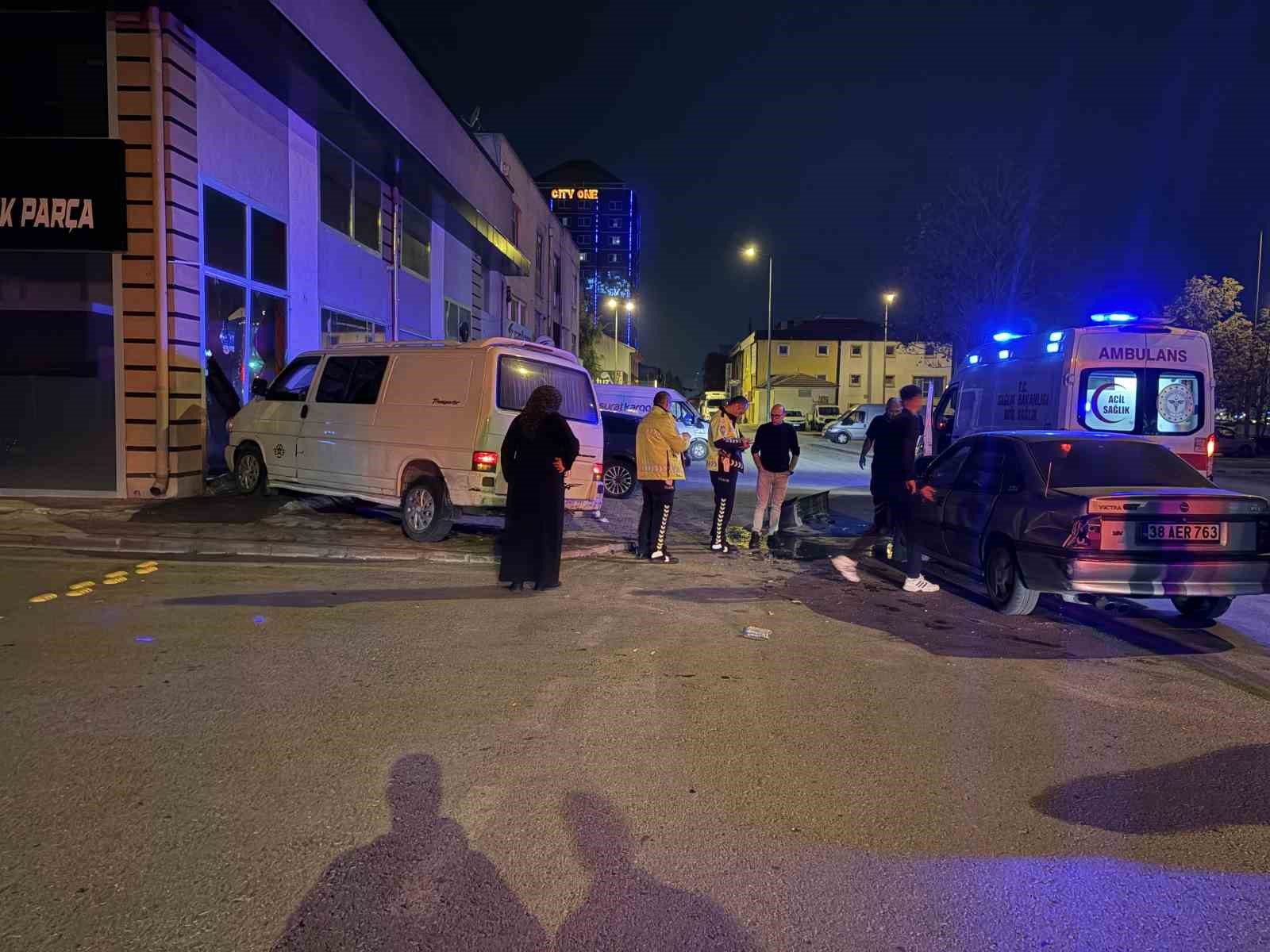 KAYSERİ’DE OTOMOBİLLE ÇARPIŞAN MİNİBÜS DÜKKANA DALDI: 2 YARALI