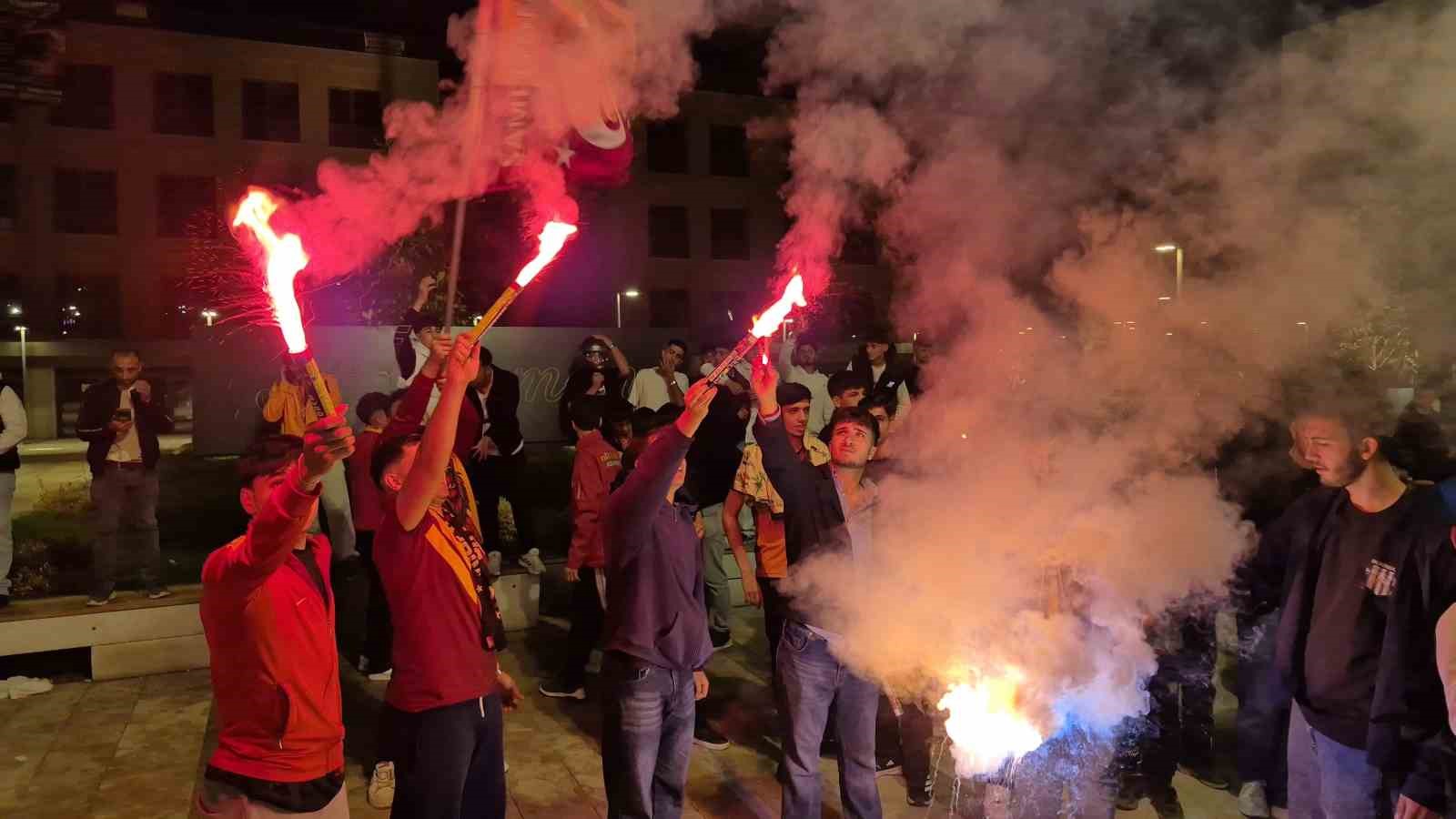 ADIYAMAN’DA GALATASARAY TARAFTARLARI DERBİ GALİBİYETİNİ KUTLADI