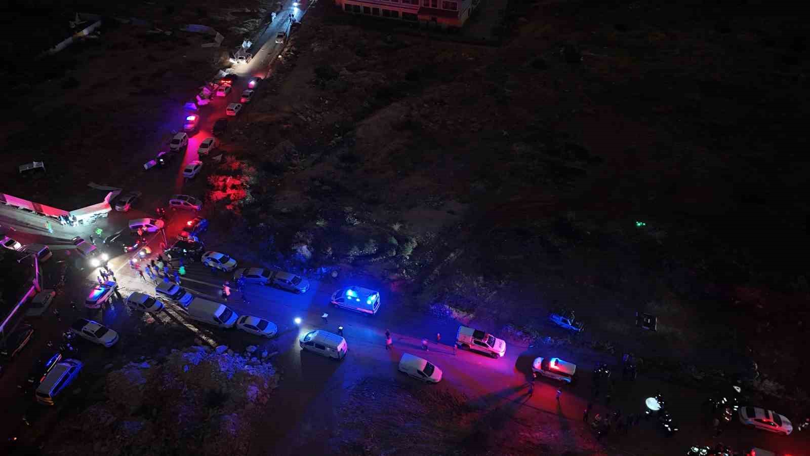 HORTUMUN VURDUĞU KONTEYNERLERDE 4 ÖLÜ, 1 YARALI