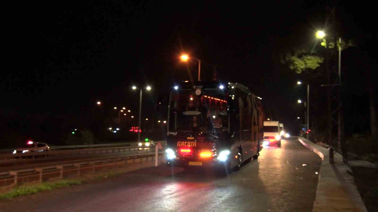 GALATASARAY TAKIM OTOBÜSÜ KEMERBURGAZ METİN OKTAY TESİSLERİ’NE GİRİŞ YAPTI