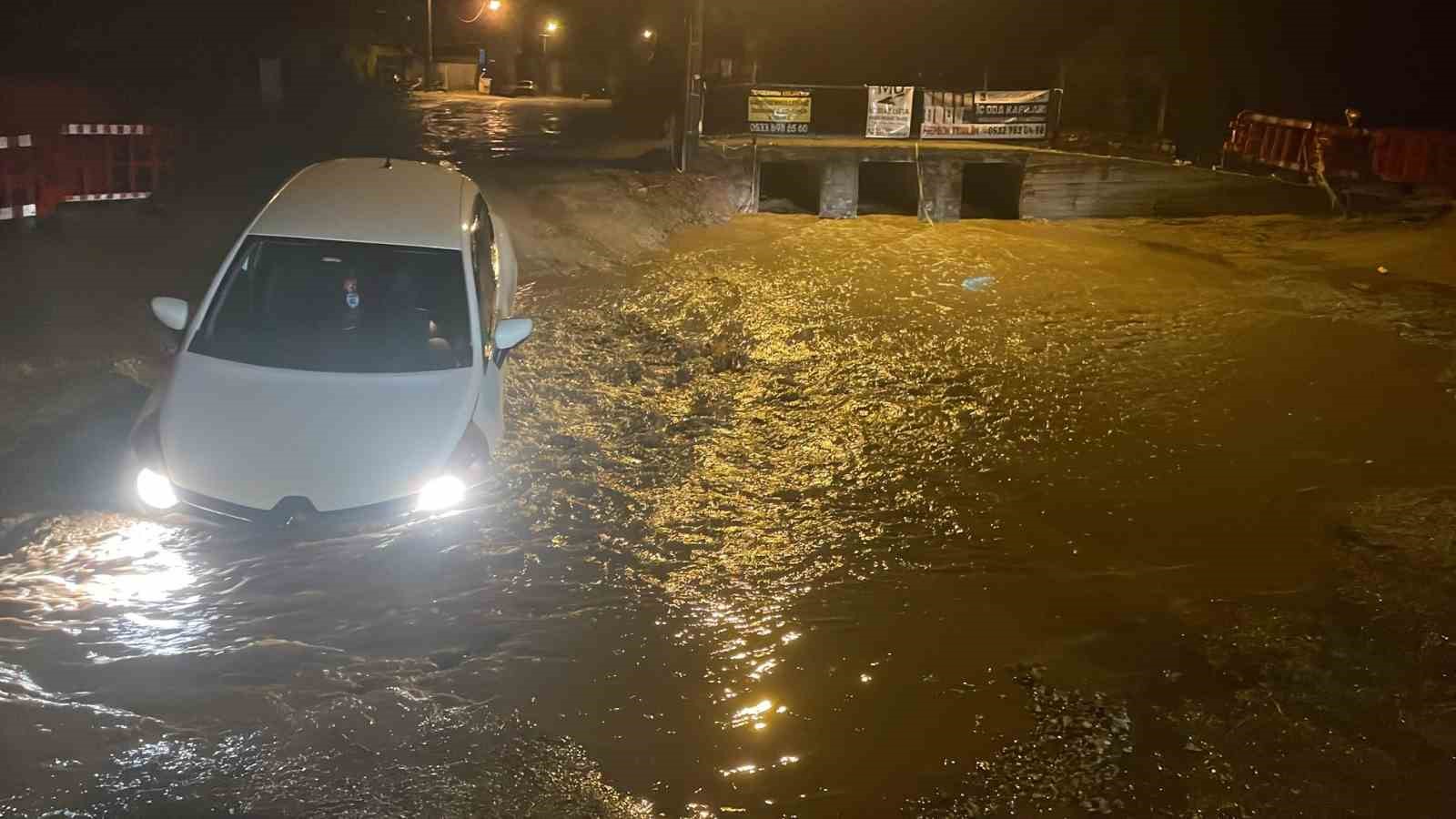 MUĞLA’DA YAĞIŞ NEDENİYLE YOL ÇÖKTÜ, ÇUKURA DÜŞEN ARAÇ YOLDA MAHSUR KALDI