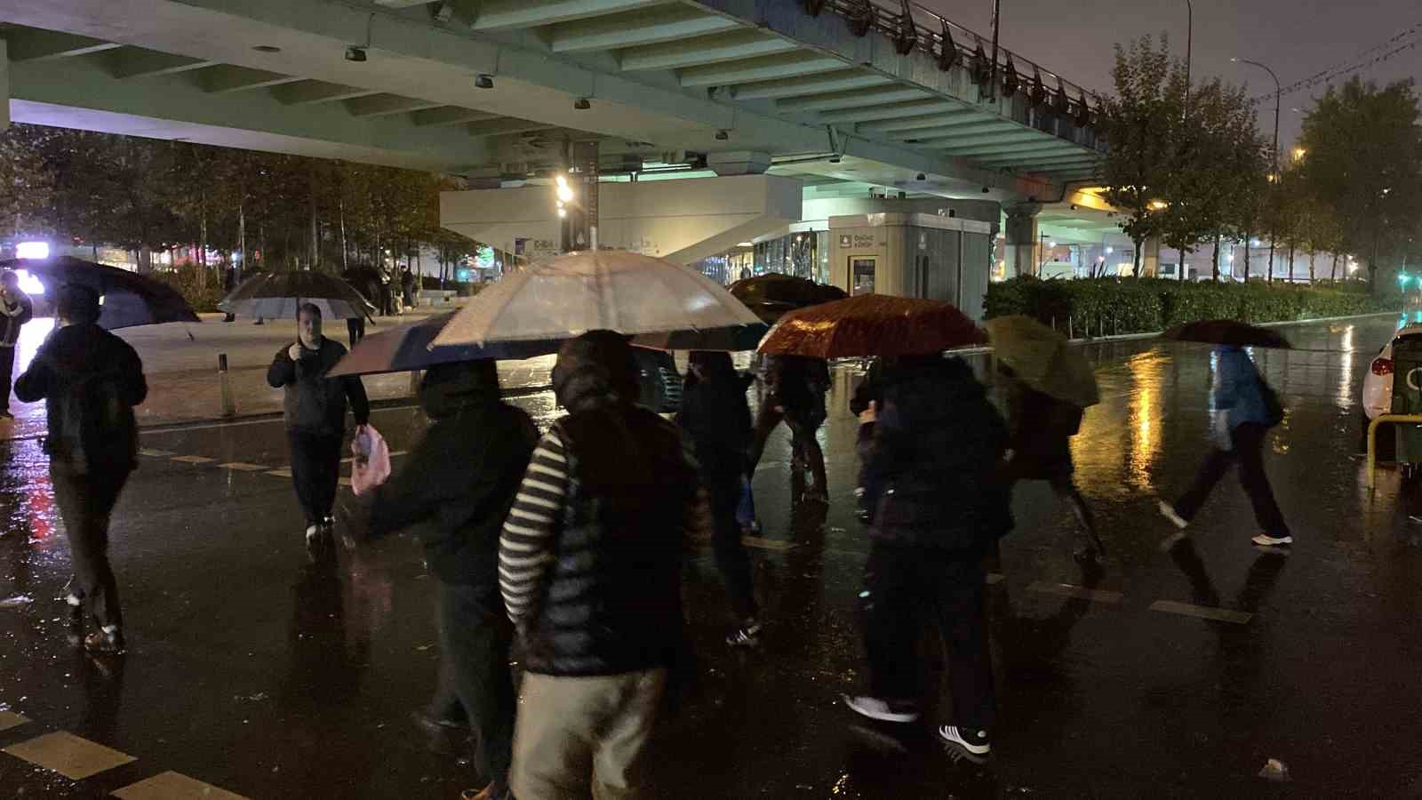 İSTANBUL’DA SABAHIN ERKEN SAATLERİNDE SAĞANAK YAĞIŞ ETKİSİNİ GÖSTERDİ