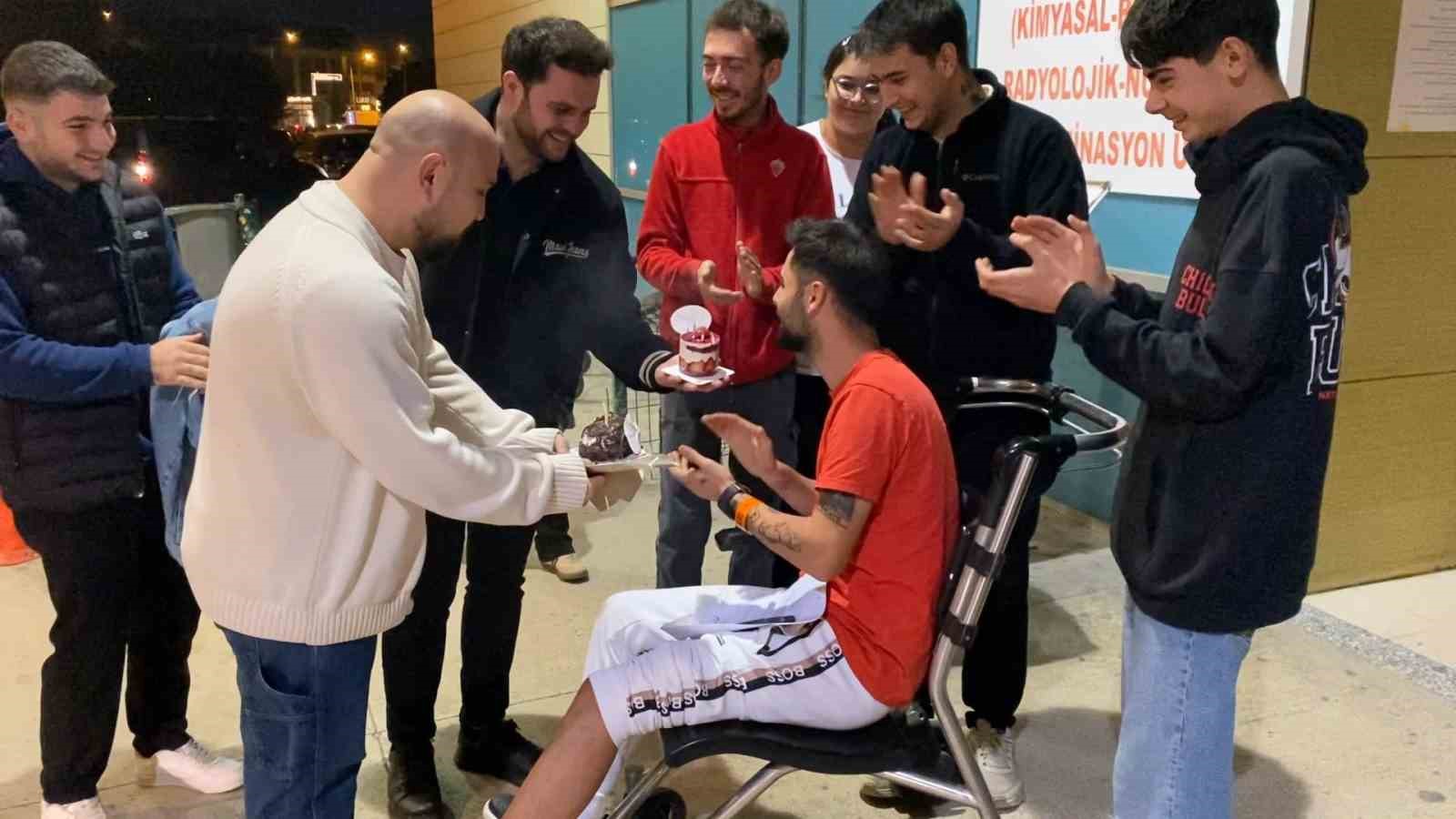 KAZA GEÇİRDİ, HASTANEDE DOĞUM GÜNÜ PASTASI KESTİ