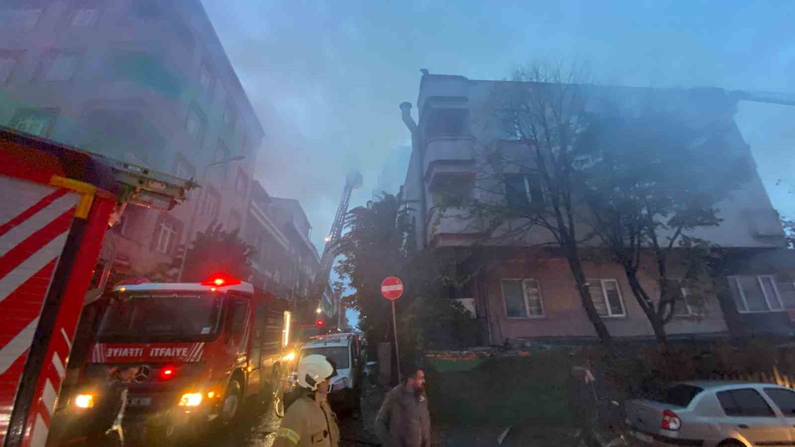KÜÇÜKÇEKMECE’DE İŞ YERİNİN ÇATISI ALEVLERE TESLİM OLDU
