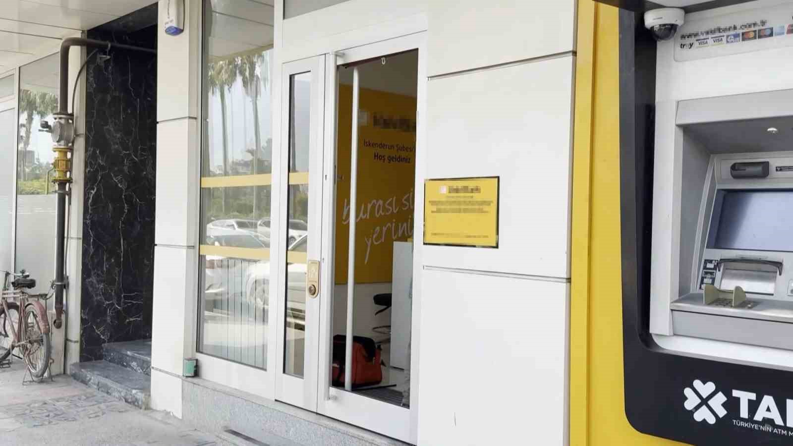 CEP TELEFONU VE LAPTOP ÇALDIKTAN SONRA BANKAYI SOYMAYI ÇALIŞAN HIRSIZ YAKALANDI