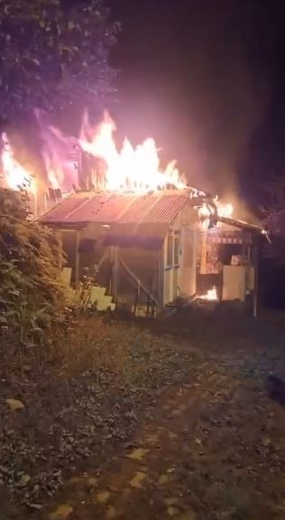 BORÇKA’DA GECE ÇIKAN YANGINDA EV KULLANILAMAZ HALE GELDİ