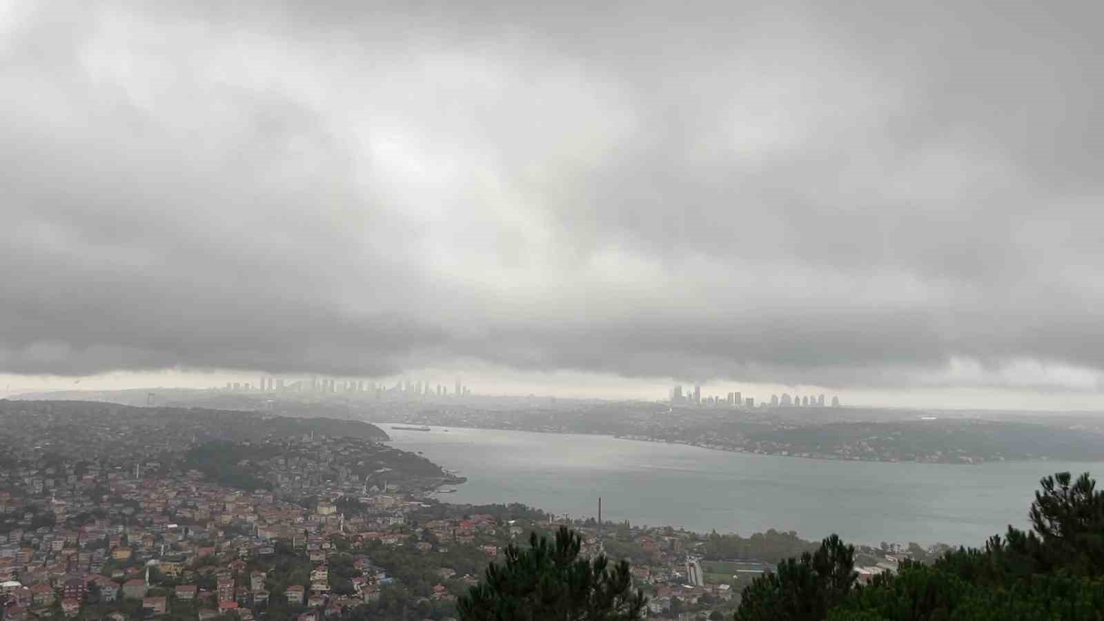 İSTANBUL BOĞAZI’NIN ÜZERİNİ YAĞMUR BULUTLARI KAPLADI