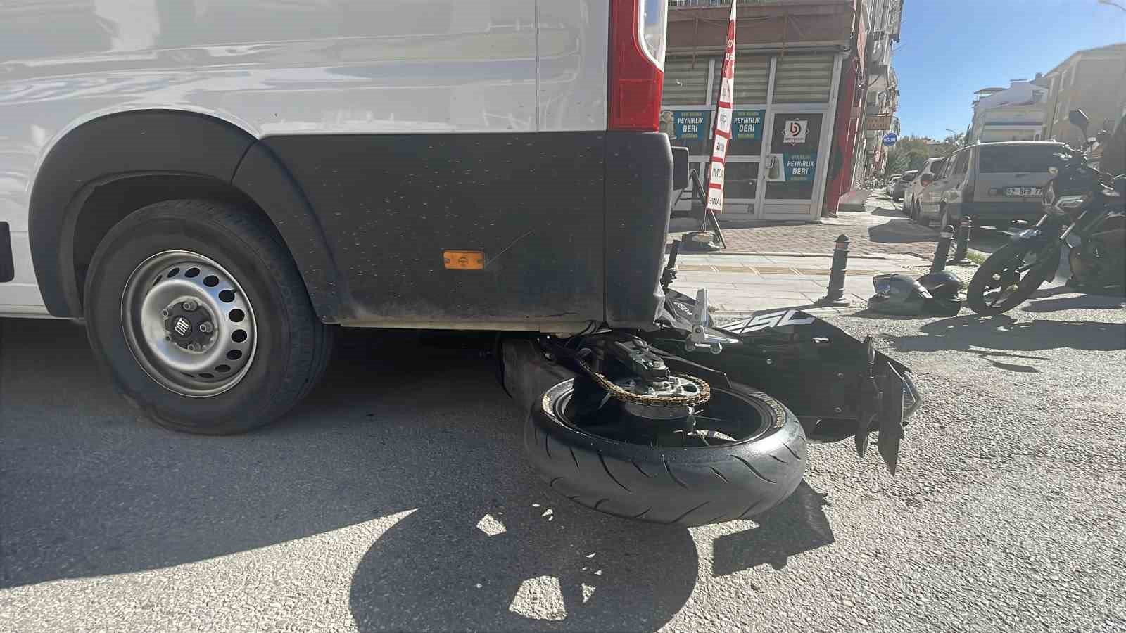 MOTOSİKLETİN MİNİBÜSÜN ALTINA GİRDİĞİ KAZA KAMERAYA YANSIDI