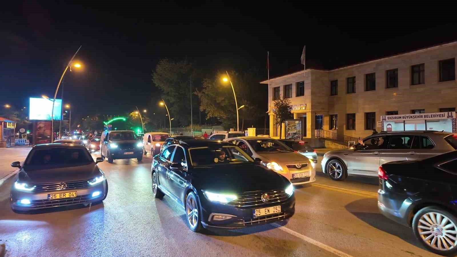 GALATASARAY’IN DERBİ GALİBİYETİ, ERZURUM CUMHURİYET CADDESİ’NDE KUTLANDI