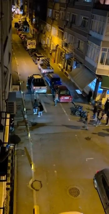 FATİH’TE BİR KİŞİ KAVGA SONRASI ARAÇLA UZAKLAŞAN KİŞİYE SİLAHLA ATEŞ AÇTI: 1 YARALI