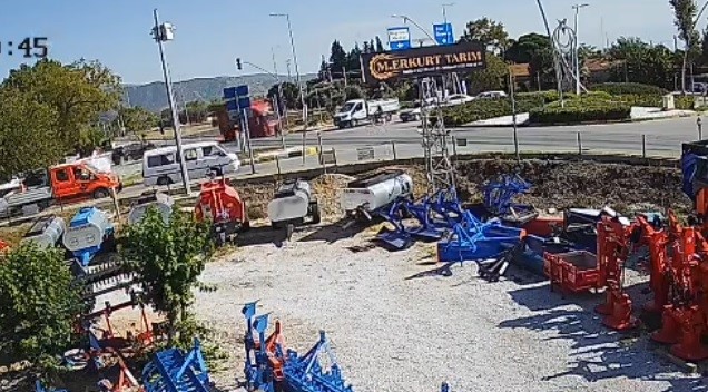 KAMYONETİN ALTINDA KALMAKTAN SON ANDA KURTULDU, O ANLAR KAMERADA