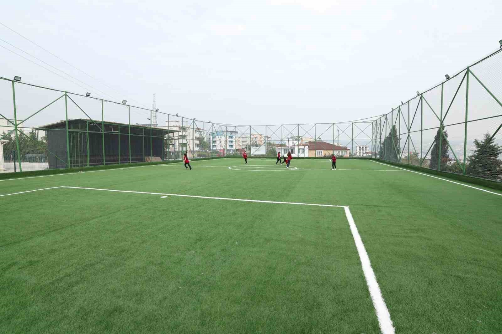 DİLİSKELESİ’NDE PARK VE HALI SAHA YENİLEME ÇALIŞMALARI SÜRÜYOR