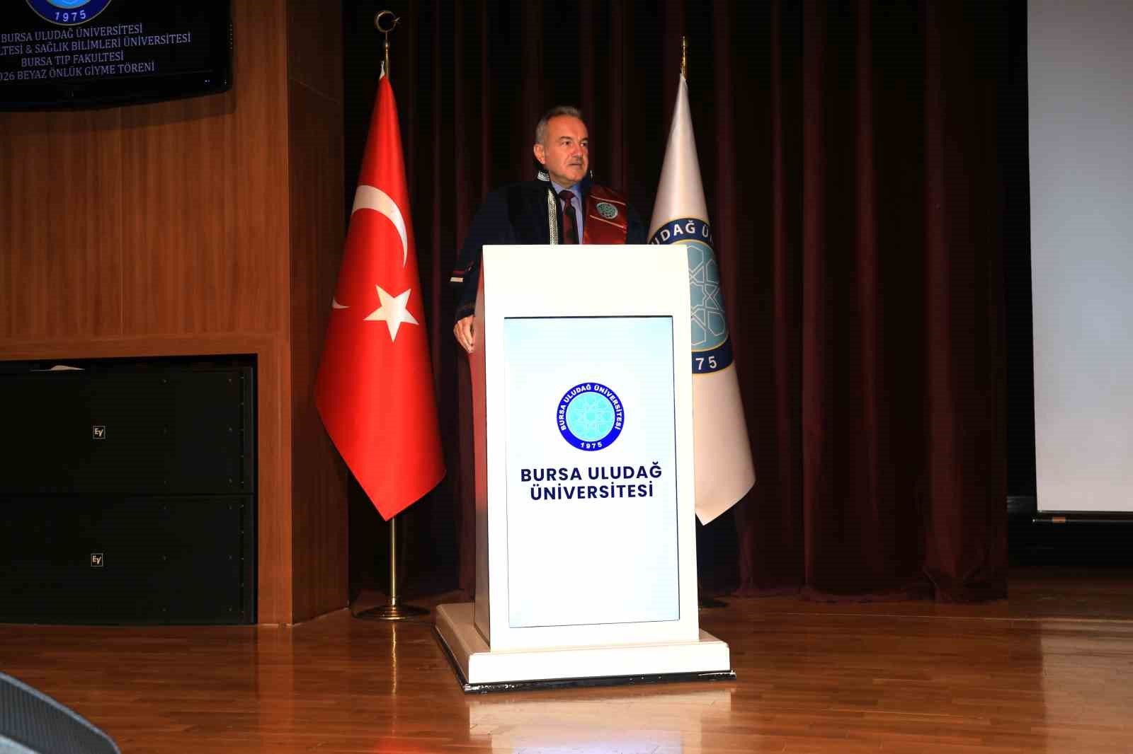 HEKİM ADAYLARI BEYAZ ÖNLÜKLERİNİ GİYDİ
