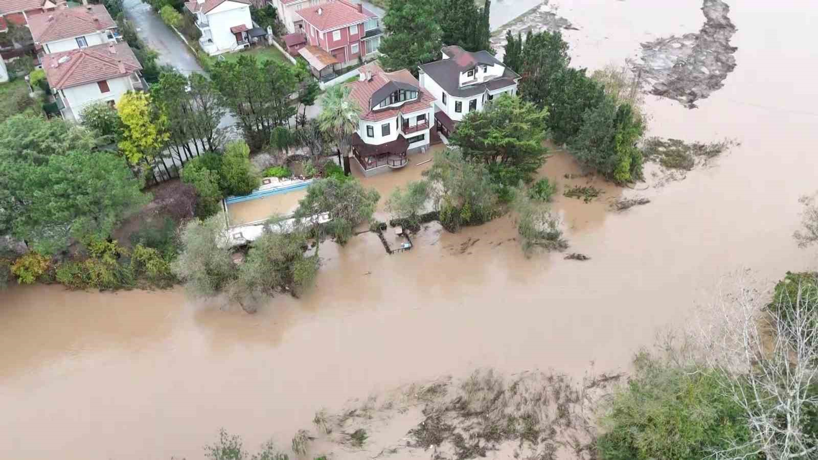 ŞİLE’DE GÖLE DÖNEN YOLLAR HAVADAN GÖRÜNTÜLENDİ