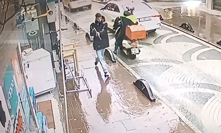 ŞEHRİN EN İŞLEK CADDESİNDE TÜFEKLE RASTGELE ATEŞ AÇTI, 4 KİŞİ YARALANDI: OLAY ANI KAMERADA