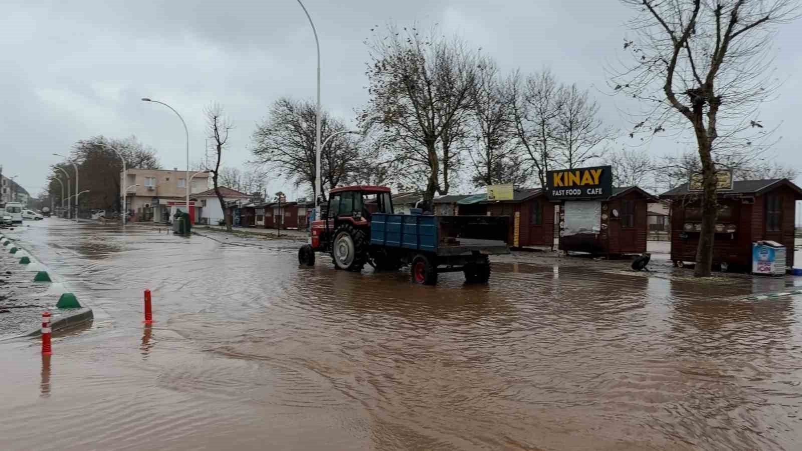 KARACABEY’DE YOLLAR GÖLE DÖNDÜ, DENİZE ÇIKAMAYANLAR EVLERİNİN ÖNÜNDEN BALIK TUTTU